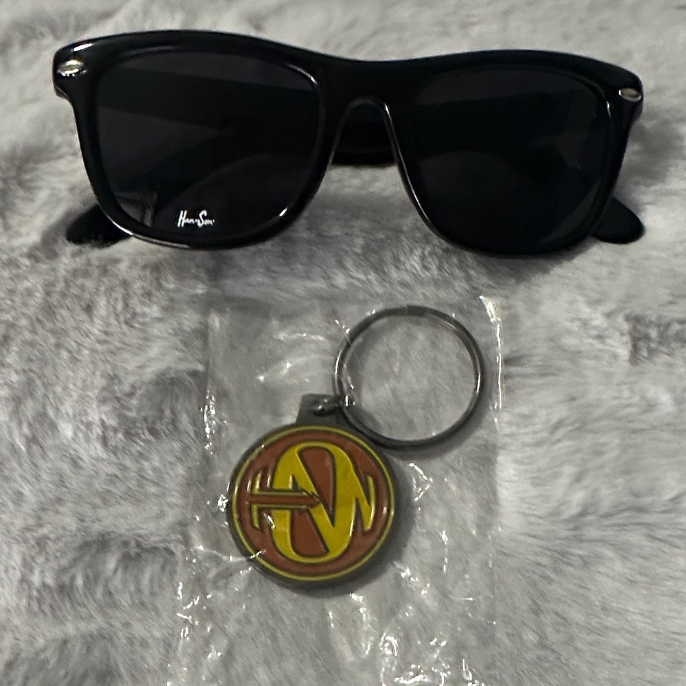 Hanson the band Tayfarer sunglasses and Hanson keychain
